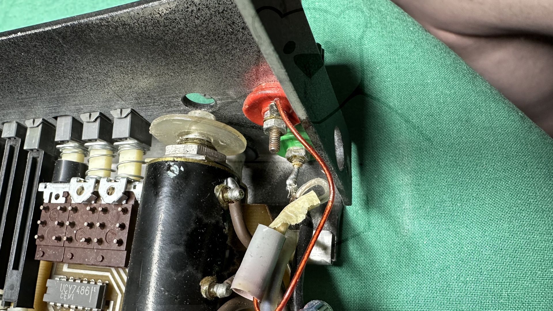 Eingangsbuchsen mit gepfuschtem Kabel vom Vorbesitzer